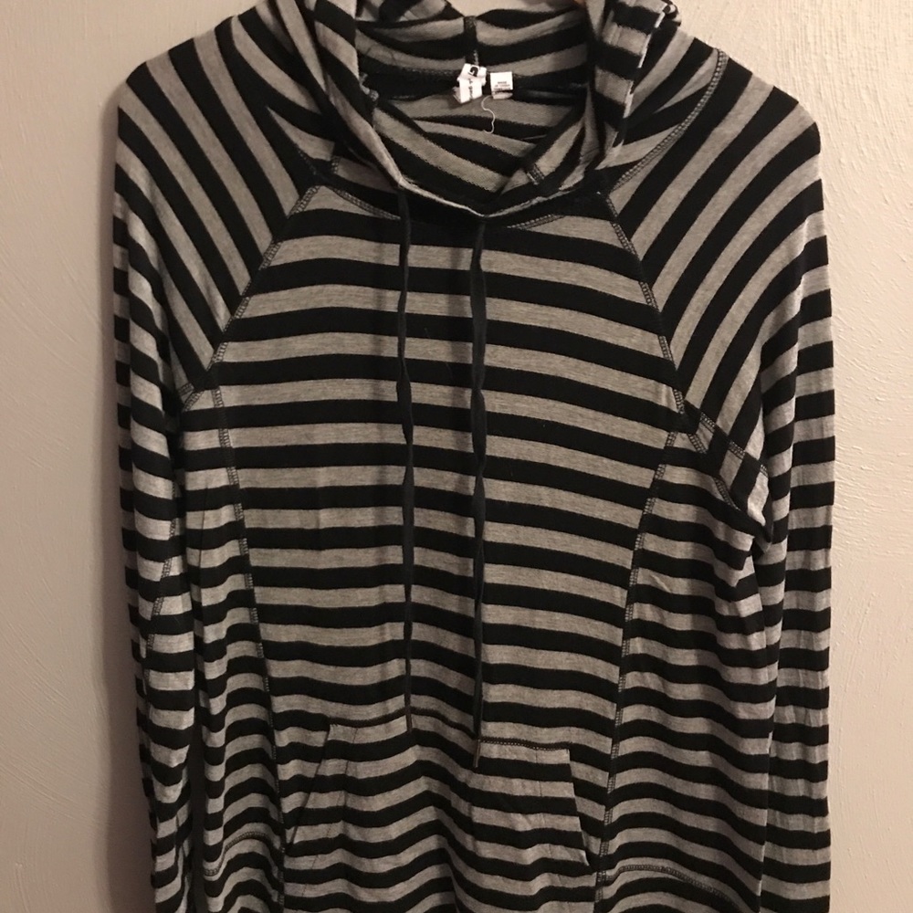 EUC Cable & Gauge black and grey stripped top